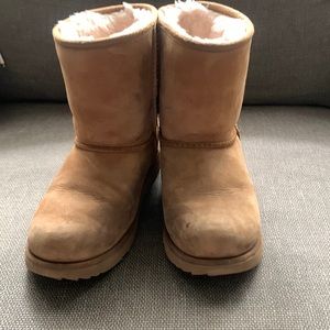 UGG girls classic short boots in tan size 3. Pre-loved condition.
